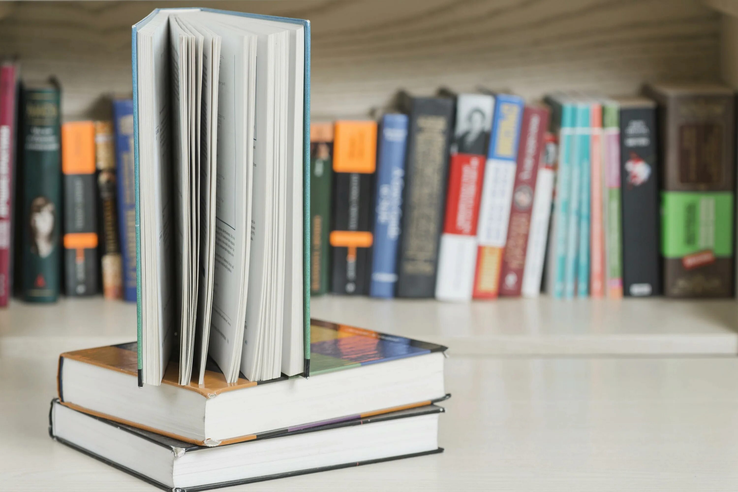 Стоящие книги картинки. Стоящие книги картинки