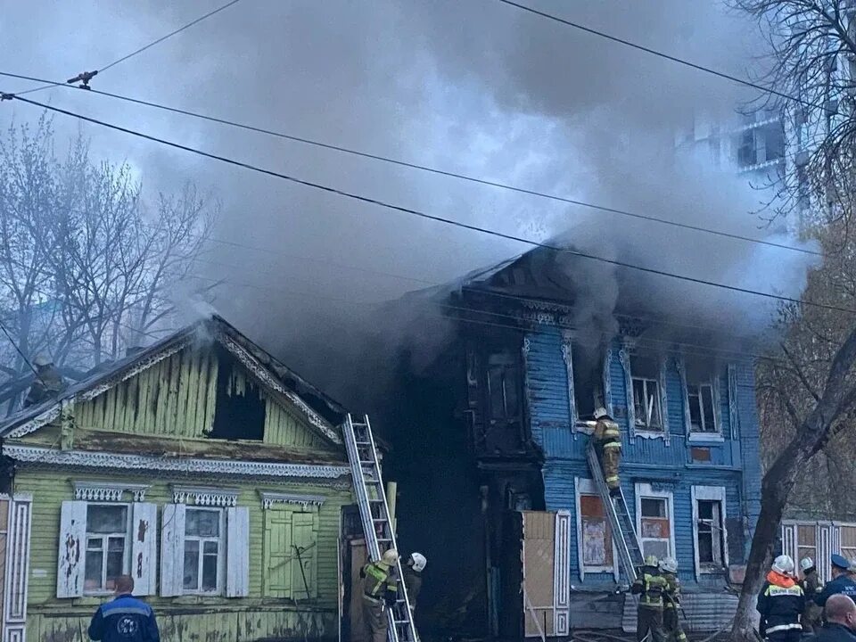 Чп самара сегодня пожар. Пожар в деревянном доме. дом. дом горит. пожар в самаре.