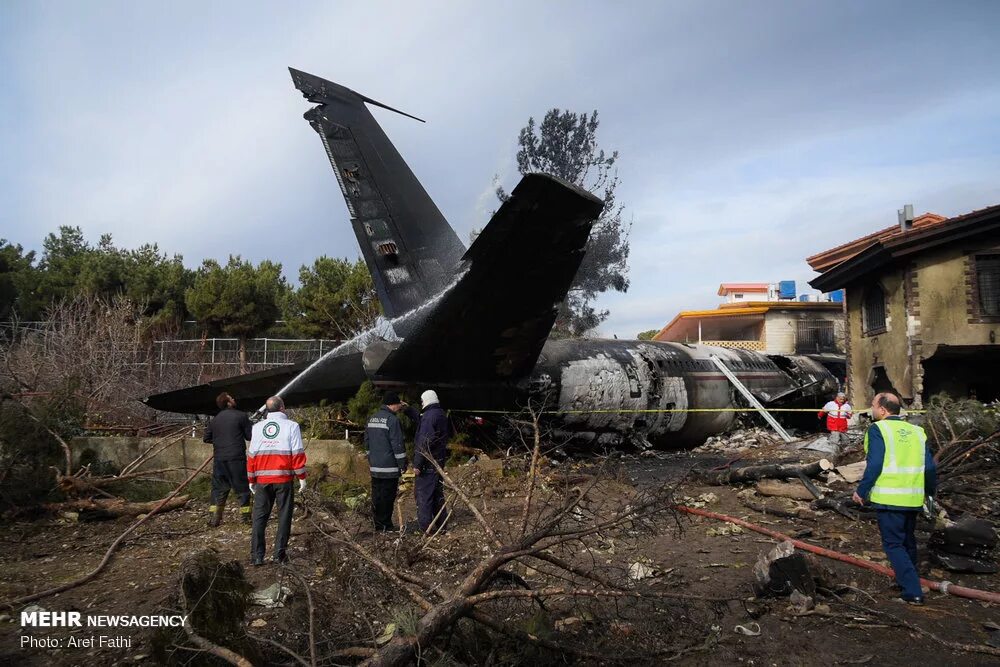 Упал транспортный самолет. Крушение самолета Boeing 707. Авиакатастрофа в Манасе. Разбитый самолет груз.