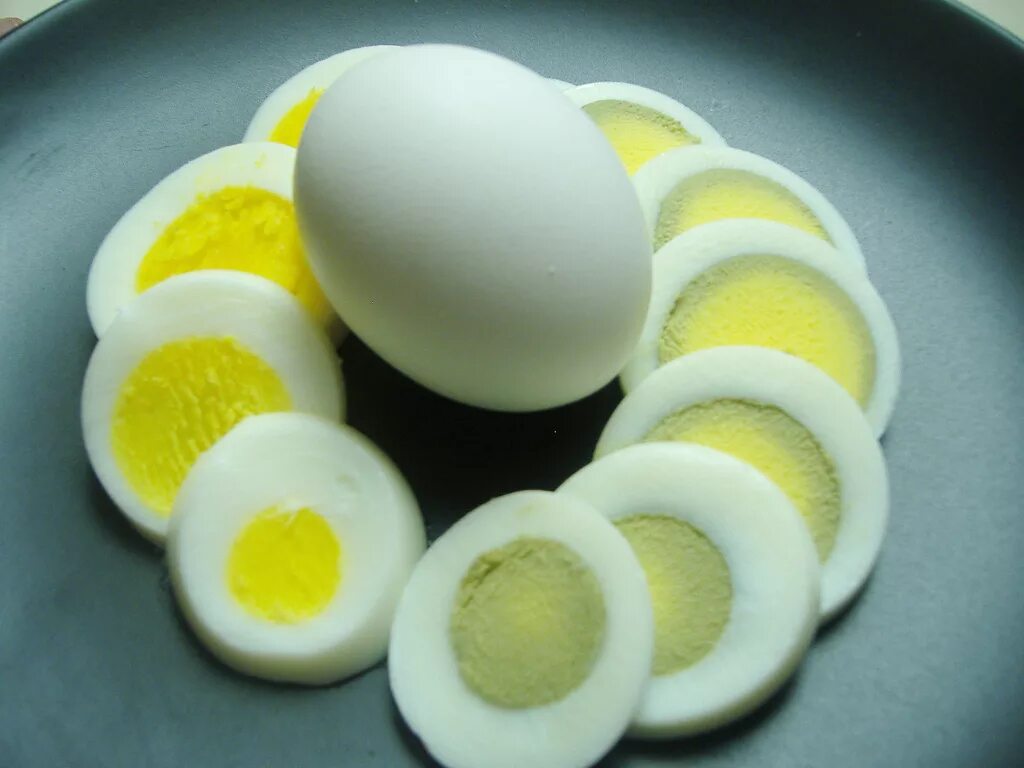 Яйца гудят. Вареные яйца. Яйца вкрутую. Желток вареного яйца. Вареные яйца в крутую.