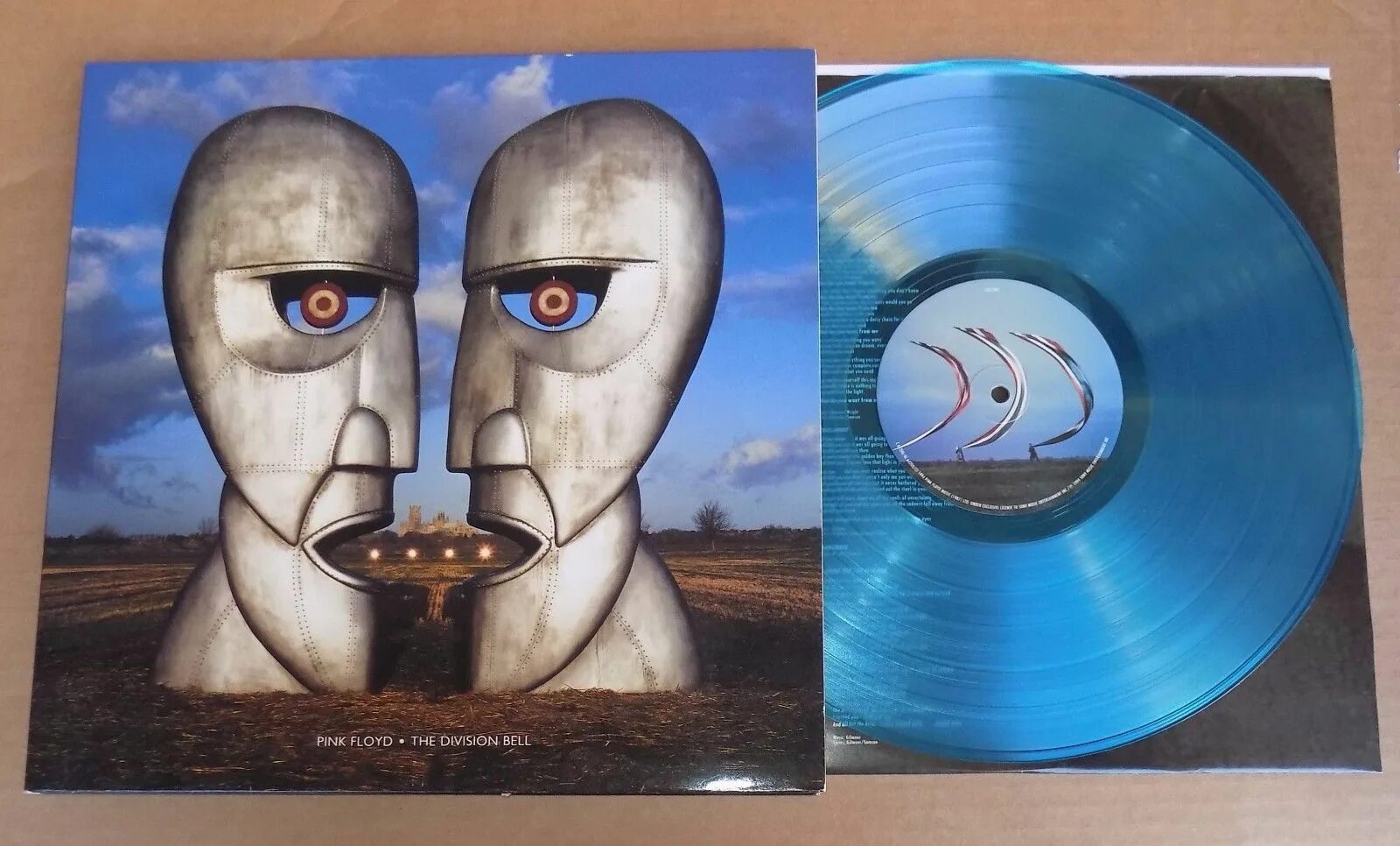 The division bell. Обложки Пинк Флойд Division Bell. Pink Floyd the Division Bell 1994 Vinyl. Division Bell обложка. Pink Floyd the Division Bell картинки.