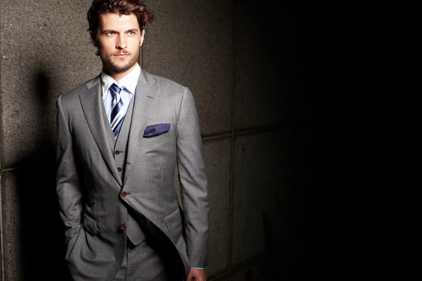 мужской. три мужчины в костюмах. дэвид бекхэм в полный рост. мужские брови. описание классического костюма.