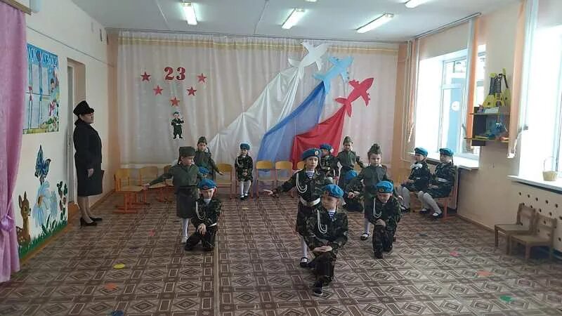 Праздник 23 февраля вде саду. Спортивный праздник посвящённый 23 февраля. Праздник посвященный 23 февраля в детском саду. Празднование 23 февраля в детском саду. Утренник 23 февраля в детском саду.