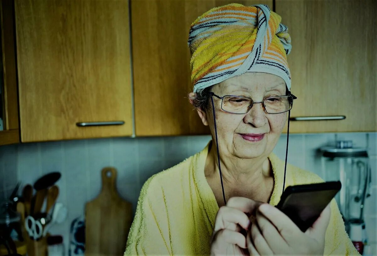 Свекровь и невестка дружба. Свекровь и сноха. Отношения с мамой. Свекровь сходит с ума. Пожилая женщина и дочь.