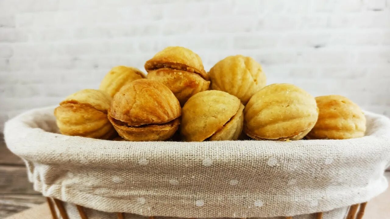 Орехи в духовке после мытья. Орешки со сгущенкой. Самые вкусные орешки со сгущенкой. Вкус детства - печенье "орешки". Орешки со сгущенкой в духовке..