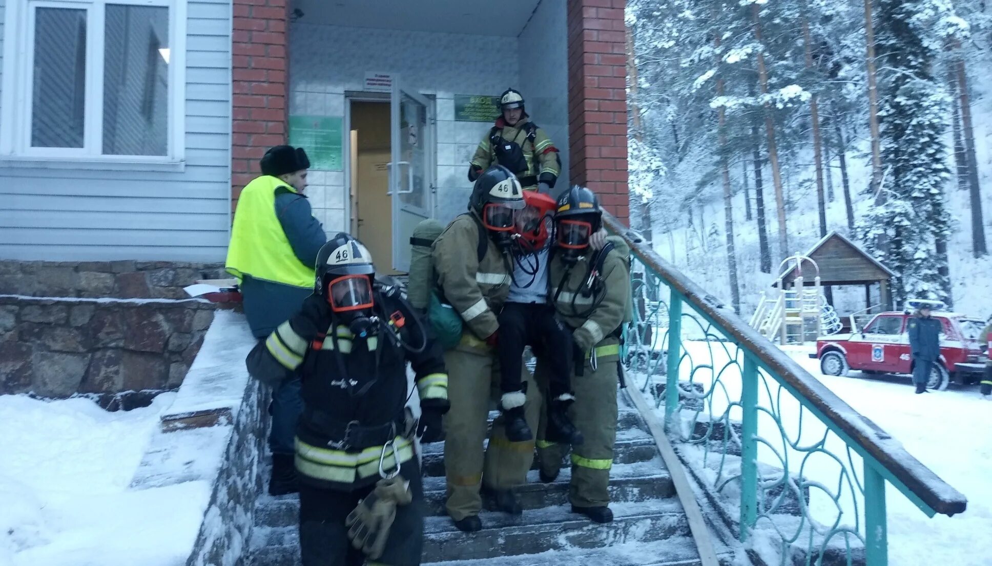 МЧС Барнаул. Пожарные учения. Пожарные-спасатели Барнаул. Пожарные спасают ЖД станцию.