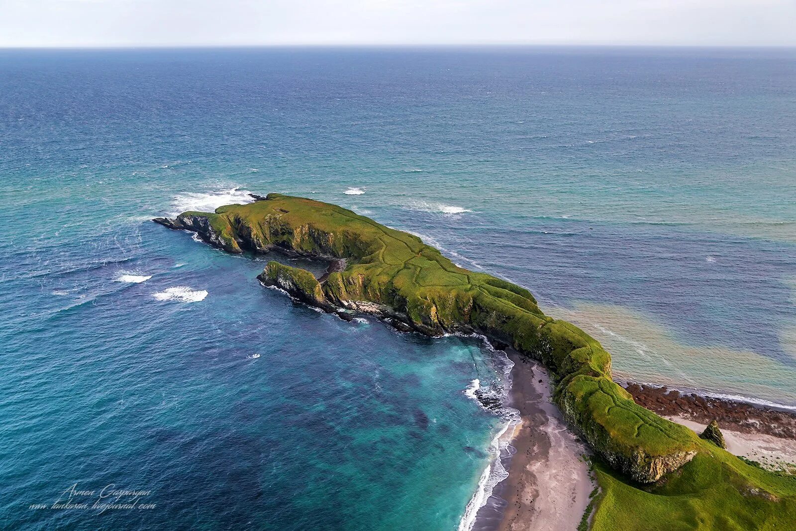 Большой остров курильских островов. Остров Итуруп Курильские острова. Курильские острова океан. Тихий океан Курильские острова. Остров рифовый Курильские острова.