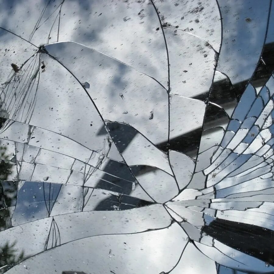 Разрушь осколки. Разбитое зеркало. Осколки разбитого зеркала. Разбитое стекло арт. Разбитое стекло Эстетика.