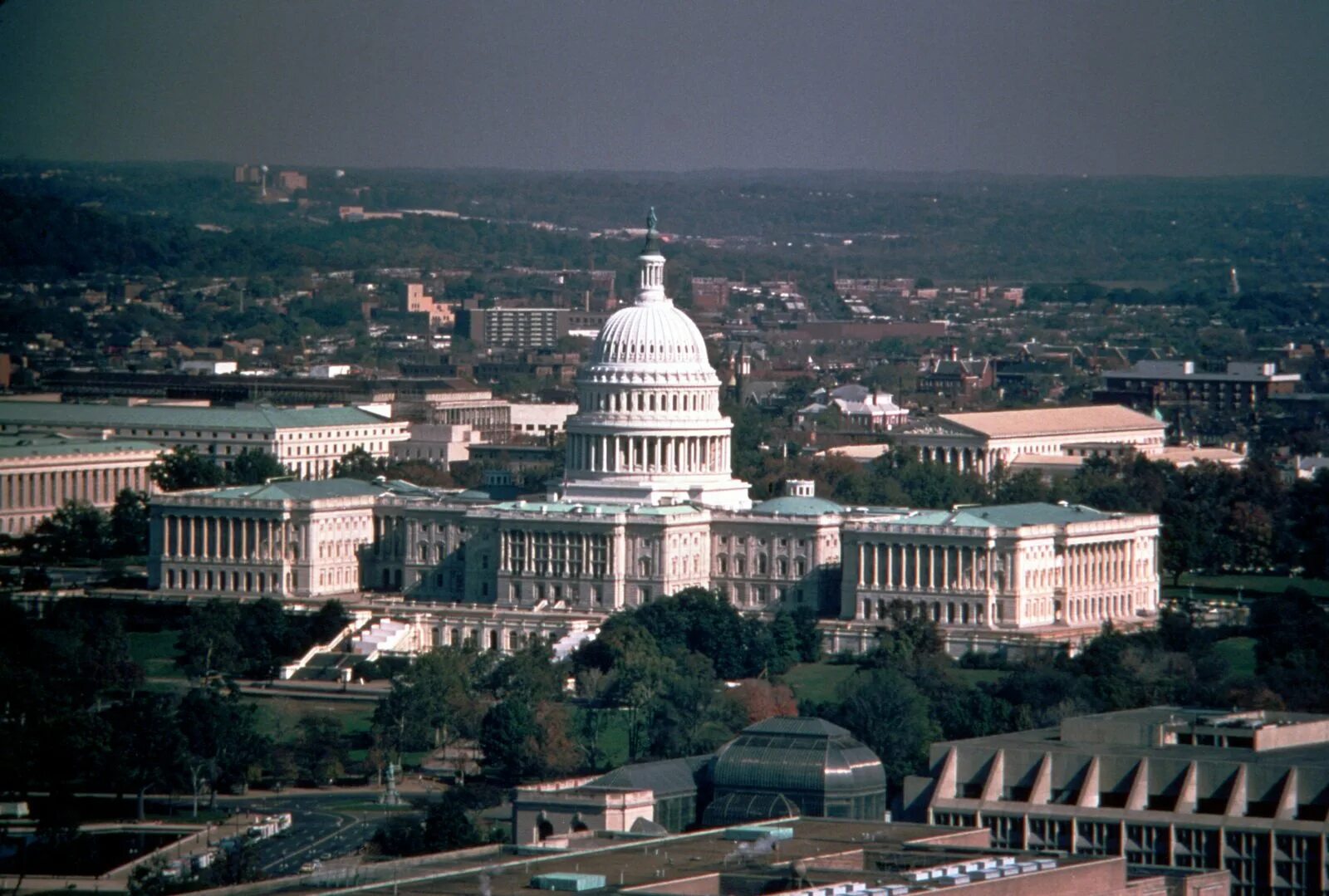 Capital of columbia. Капитолий Вашингтон. Капитолий США В Вашингтоне. Белый дом США Вашингтон Капитолий. Капитолий Соединенных Штатов, Вашингтон фасад.