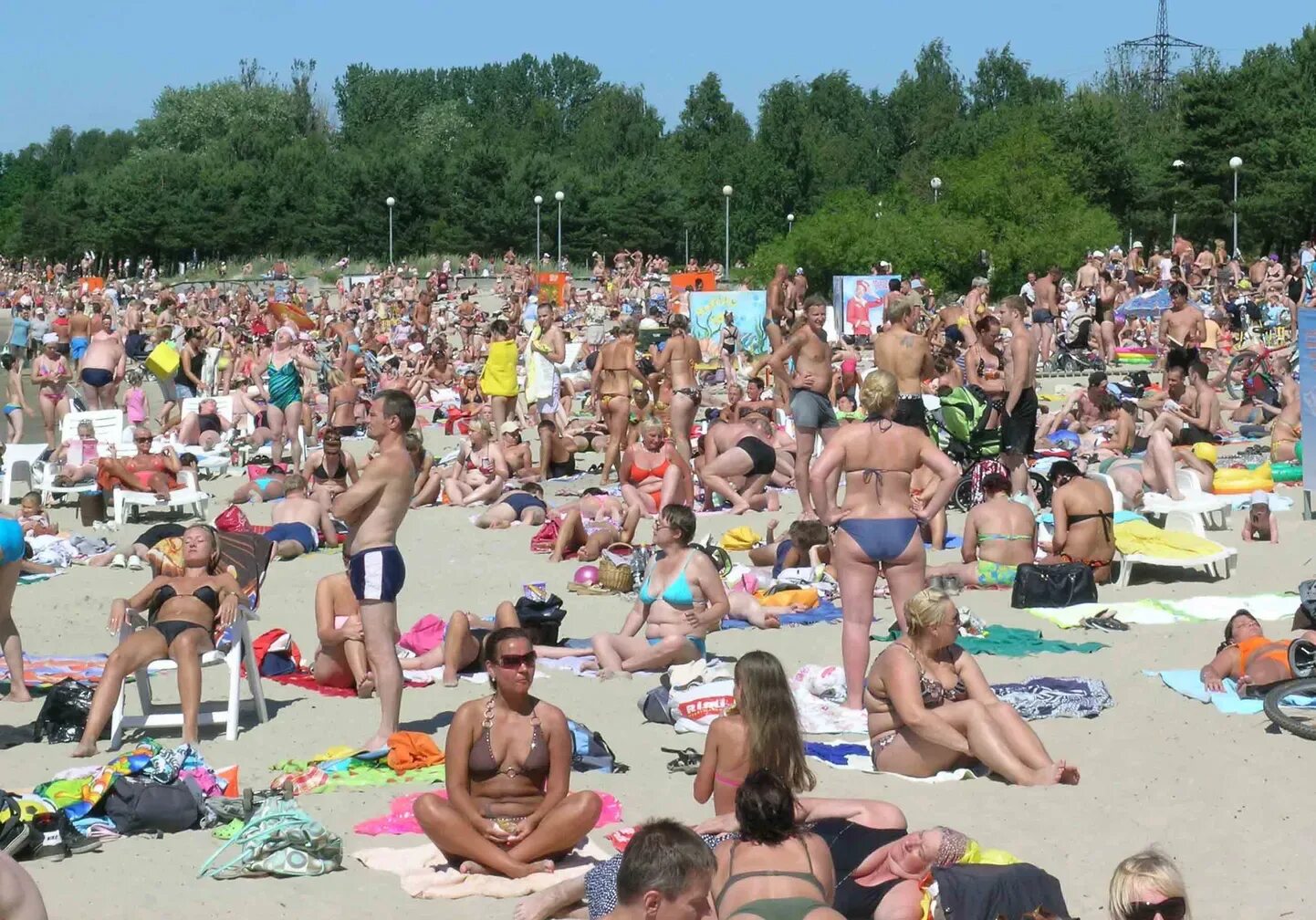 Отдыхающие на пляже анапы. Русский пляж летом. Много людей на пляже. Российский пляж. Женщины на российских пляжах.