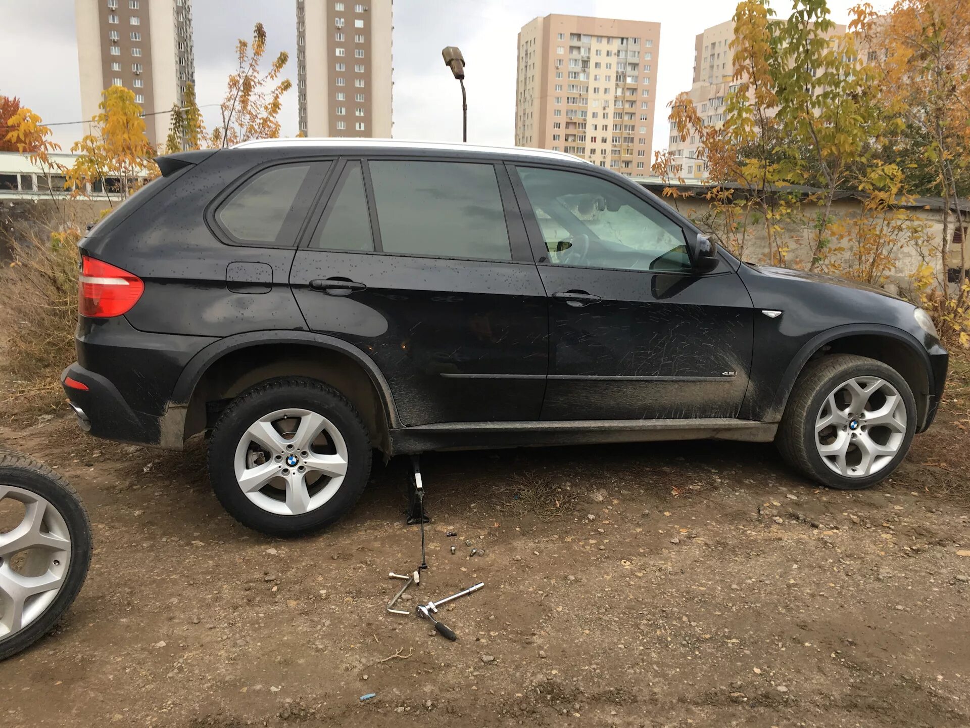 Шины бмв х5 е53. BMW x5 r18. BMW e70 x5 r18. БМВ х5 е70 r19. BMW x5 e70 колеса r18.