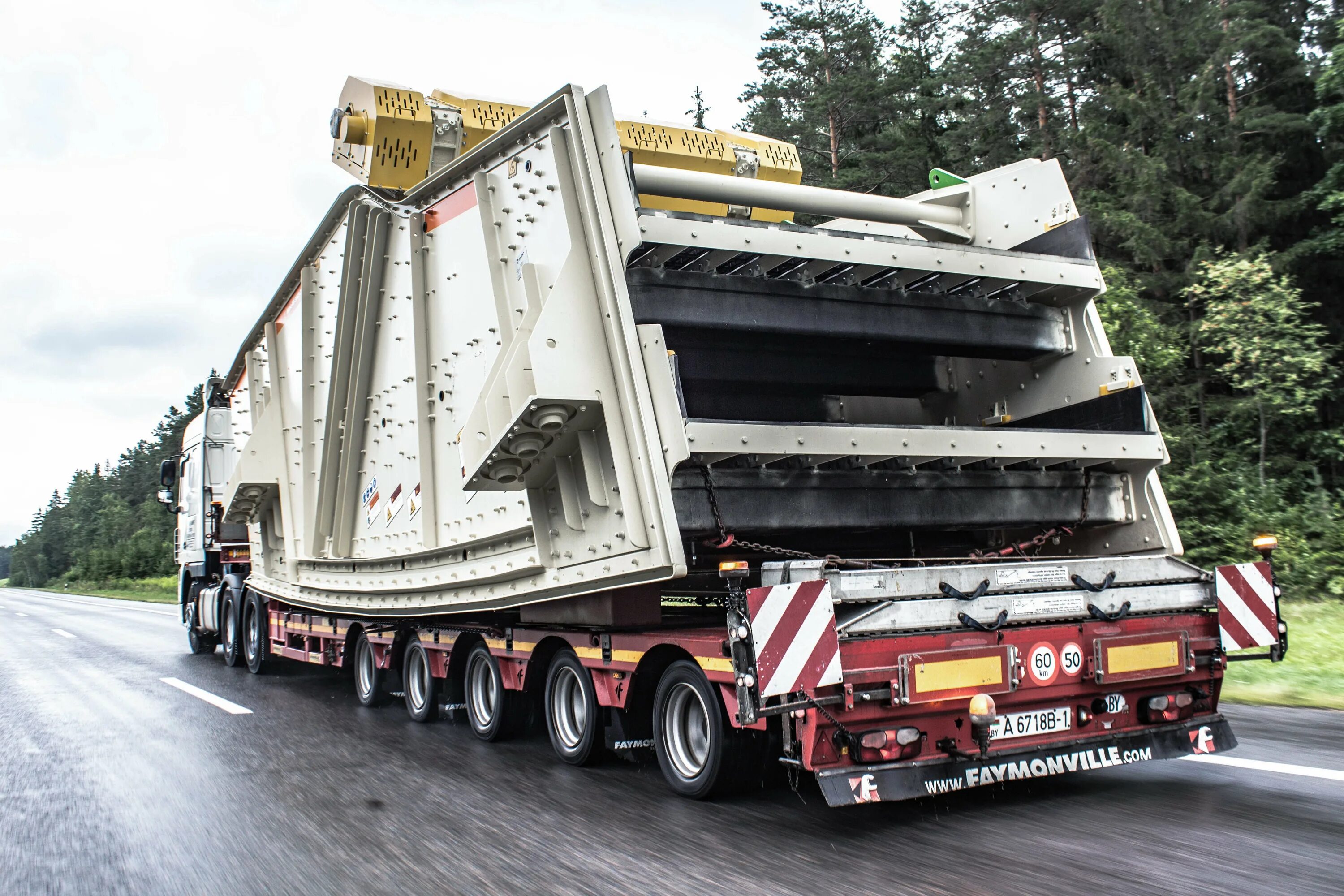 Автомобильная перевозка тяжеловесных грузов. Volvo 500 негабарит. Негабарит 46. Трал негабарит. Машина негабарит трал.