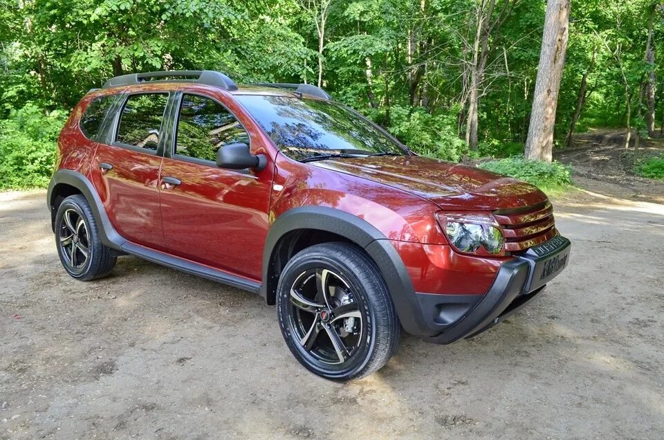 Расширители дастер. Renault Duster Tuning расширители. Рено Дастер 2012 красный. Расширение Дастер. Тюнинг Рено Дастер по покраске в другой цвет крыши.