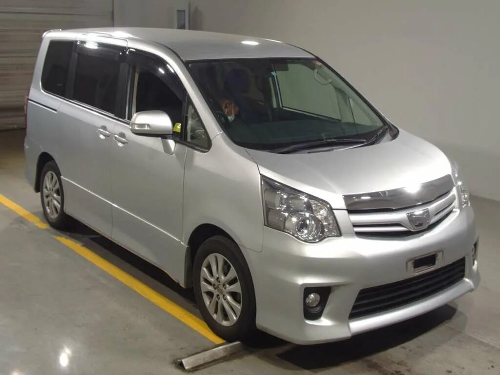 Минивэн тойота ноах. Нох японский машина. Тойота ноах гибрид 2015. Toyota noah r60. Тойота ноах 2015 года.