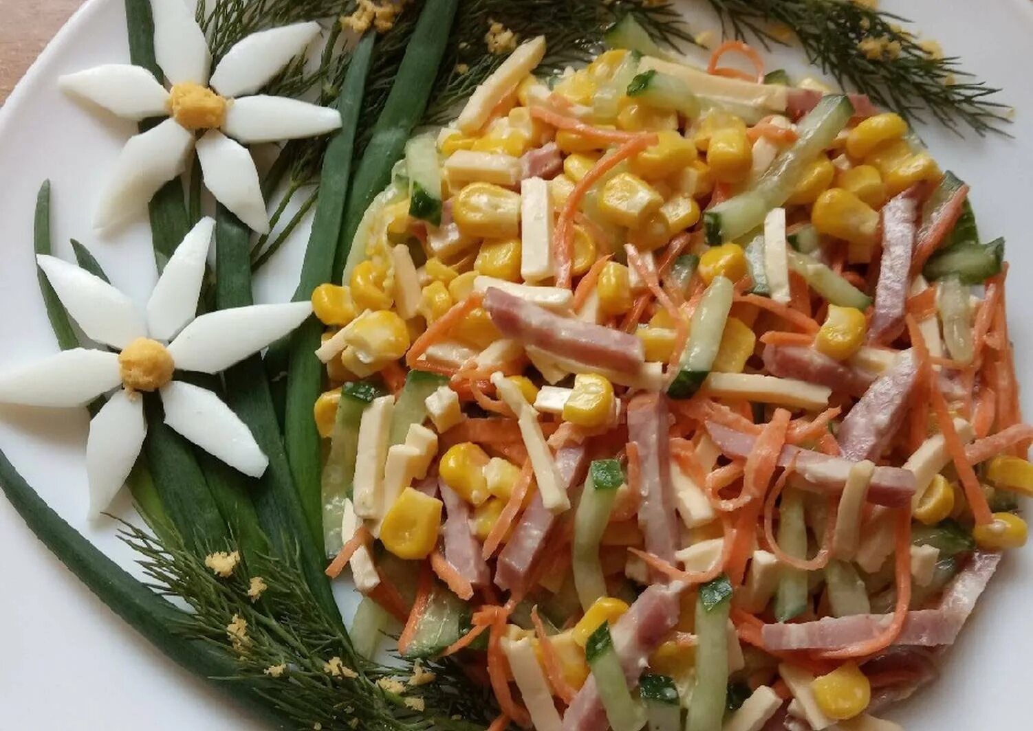 Салат соломка с копченой колбасой. Салат с сухариками и кукурузой и колбасой. Салат с капустой и колбасой копченой. Салат соломка с кукурузой и колбасой и огурцом. Салат любимый.