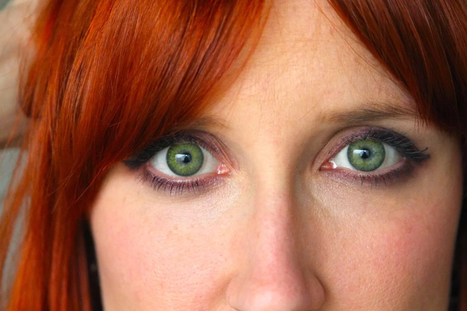 Оранжевые глазки. Зелено оранжевые глаза. Оранжевые глаза у человека. Оранжевый макияж для зеленых глаз. Рыжеволосые с зелеными линзами.