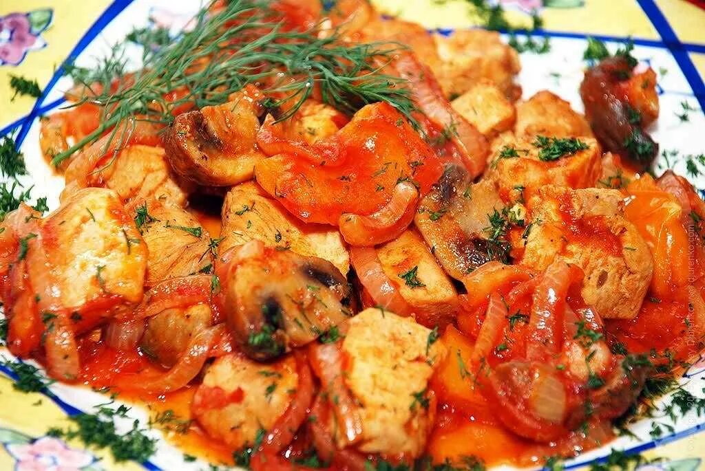 Грудка куриная в томатном соусе на сковороде. Курица в томатном соусе. курица с грибами в томатном соусе. куриное филе в томатном соусе. куриная грудка в томатном соусе.