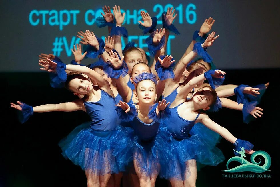 Танец волна. Танец волна. Балерина на берегу моря. Город емва дши. Танцующая волна.