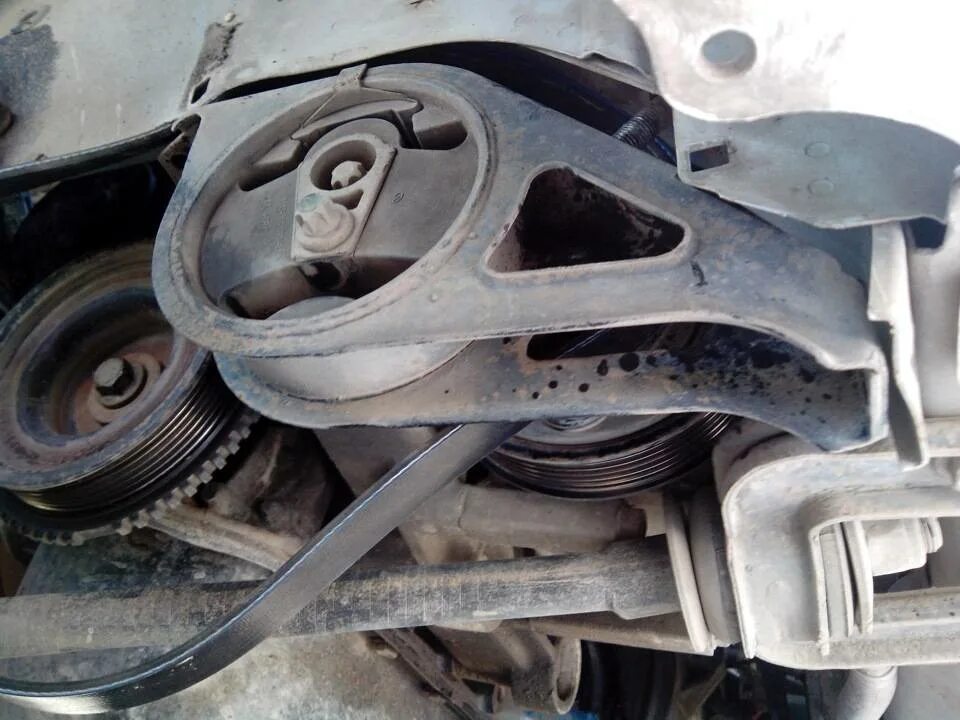 Калина 1 16 ремень генератора. Приводной ремень калина 16 клапанная. Замена ремня генератора гранта 16. Ремень генератора гранта 8 клапанная. Ремень кондиционера гранта 16 клапанная.