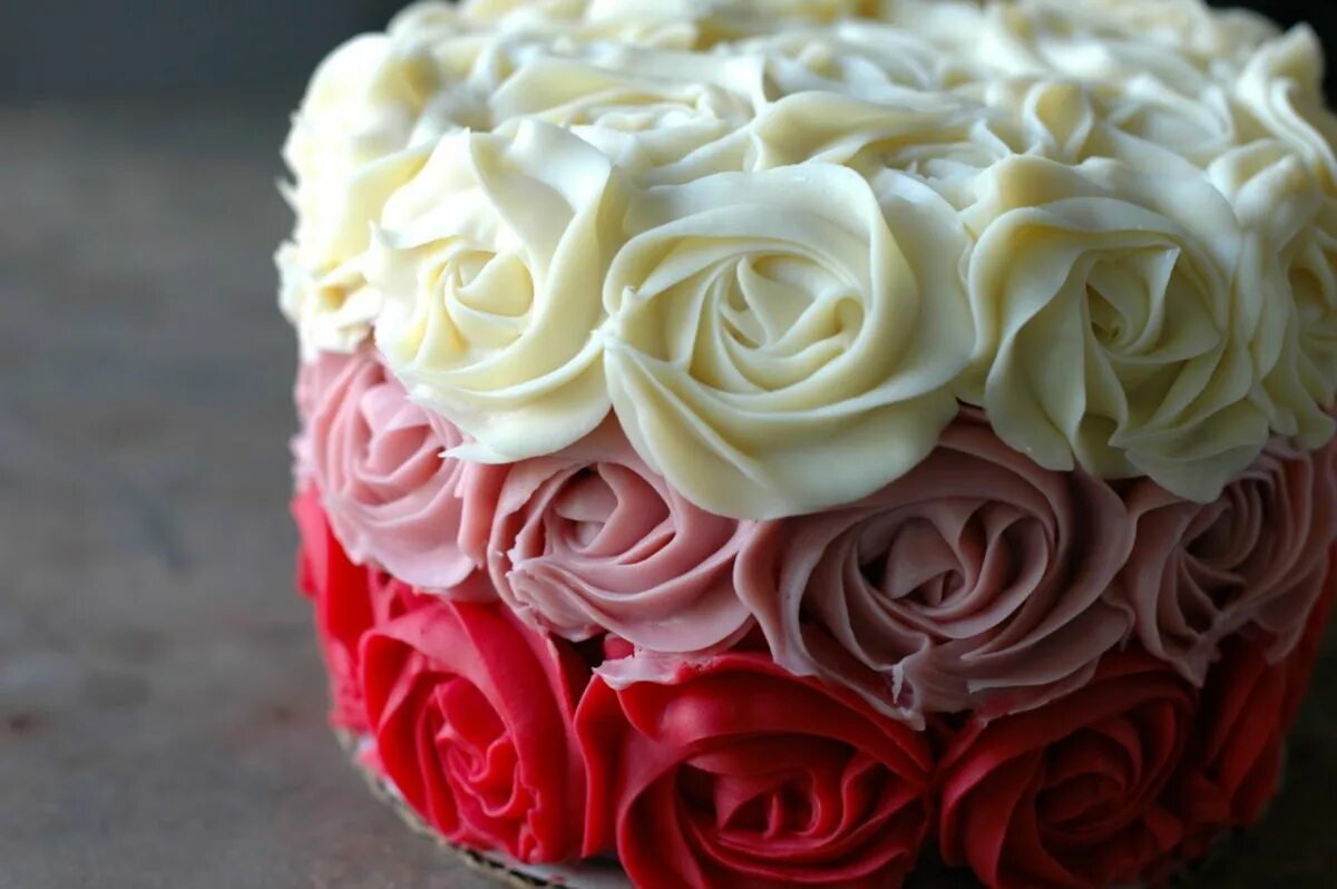 Кремовое украшение торта. Тортик с розочками. Торт с розами из крема. Украшение торта товами. Белковая розочка