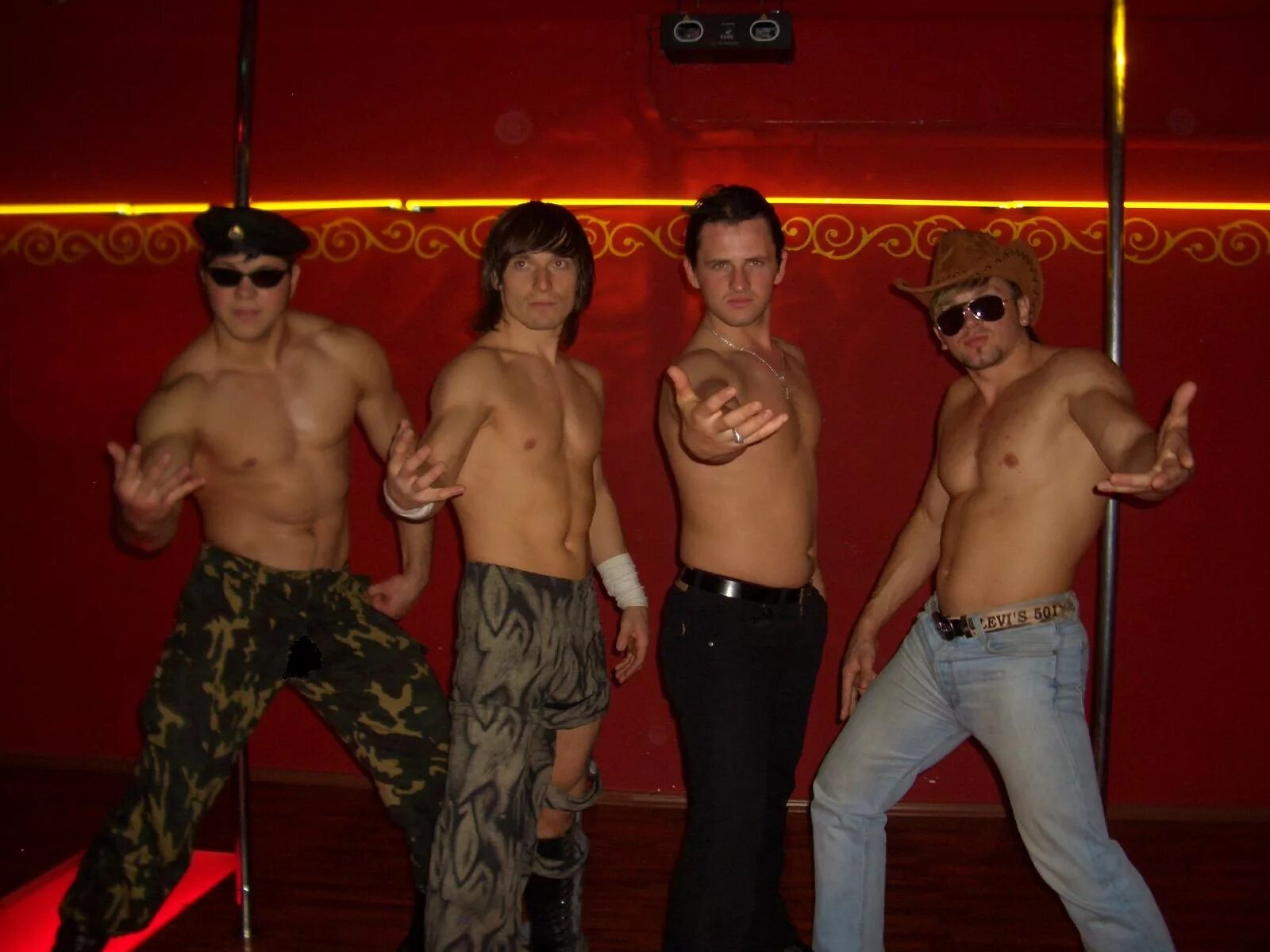 Raymond leech 1949 британский художник. Парни в публичном доме. Парни в публичном доме. Парни в публичном доме. Мужской публичный дом.