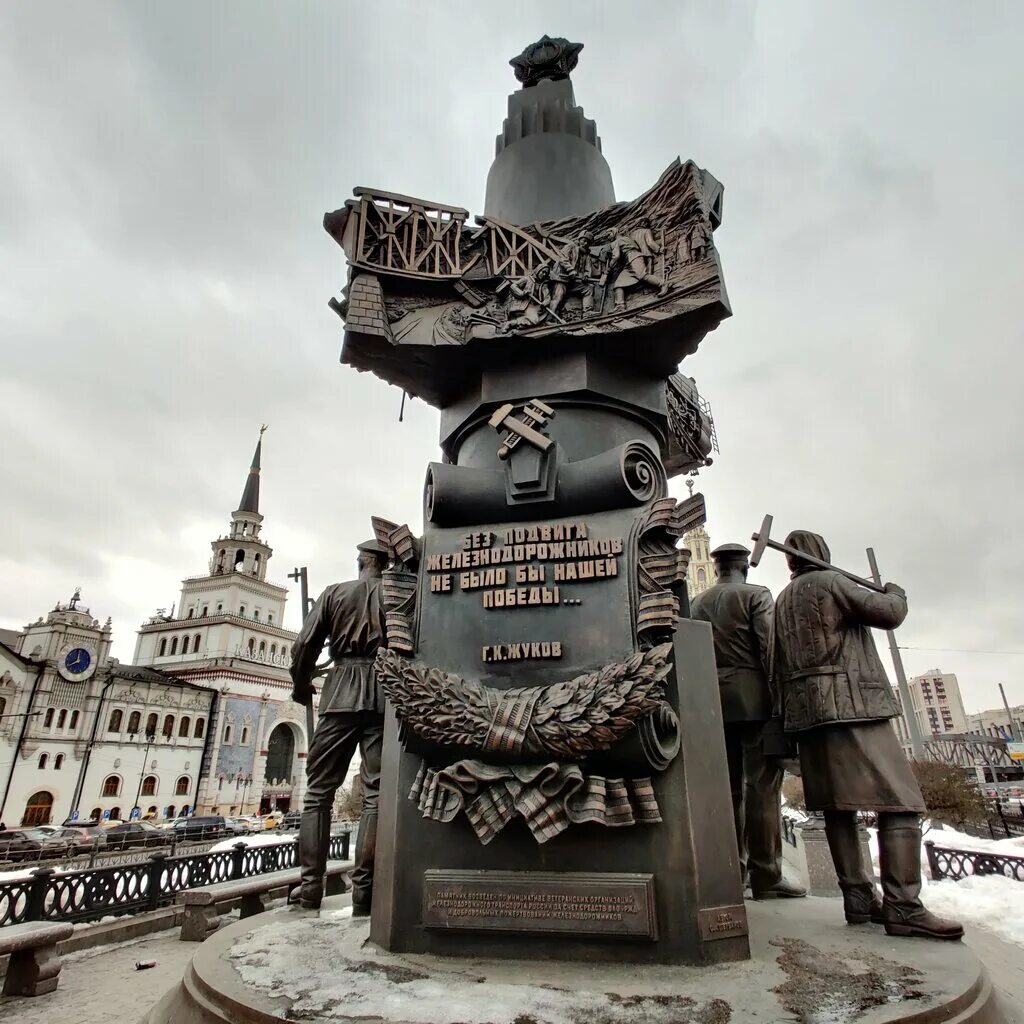 мемориальные памятники москвы. памятник фёдору шаляпину на новинском бульваре;. памятник воссоединение у храма христа спасителя. памятник на вднх рабочий и колхозница. памятник в.