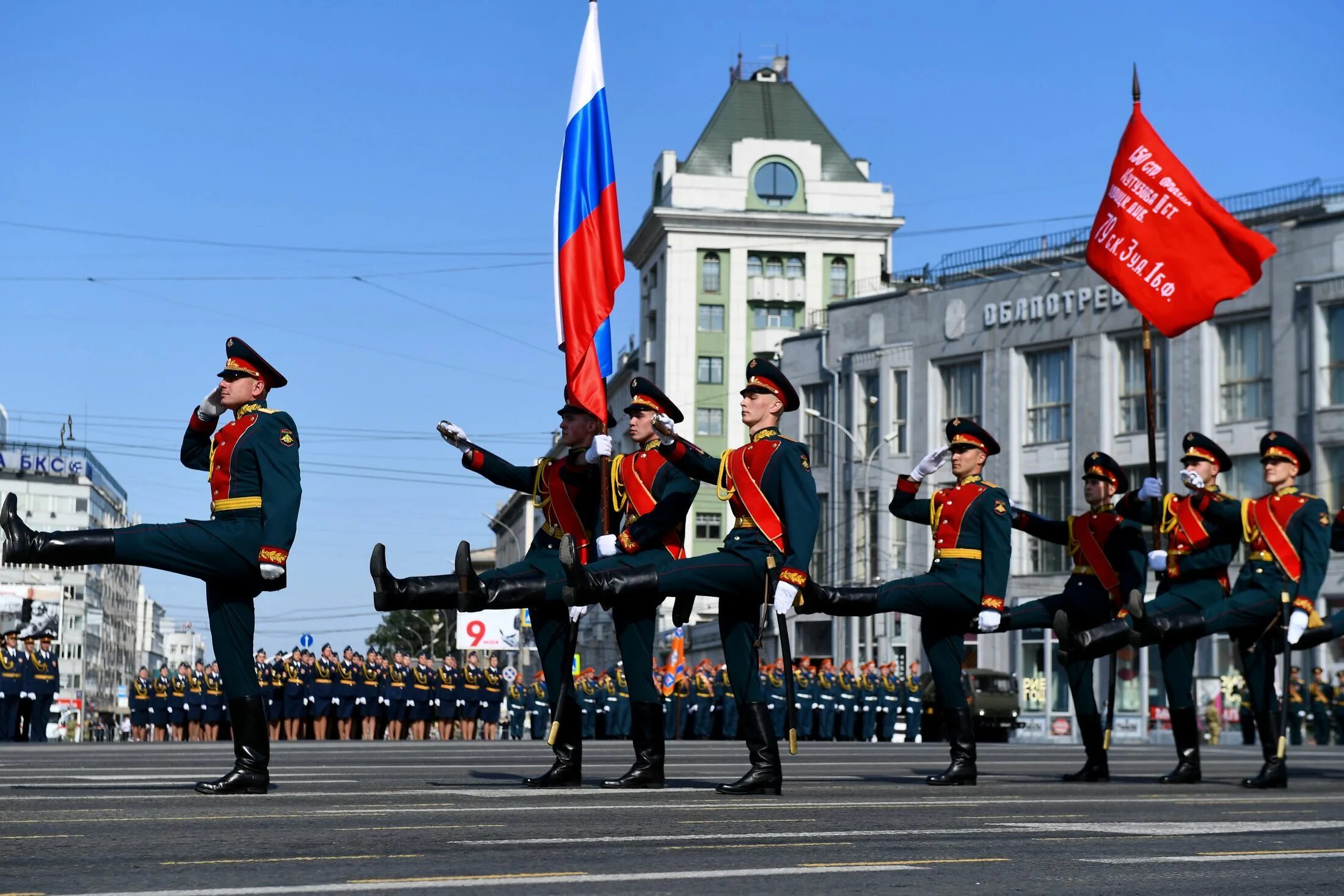 Военный парад в россии. Военный парад в честь 75-летия Победы в Москве. Парад Победы 2020 в Москве вынос Знамени. 75 Лет Победы парад Победы на красной площади. Войска на параде Победы.