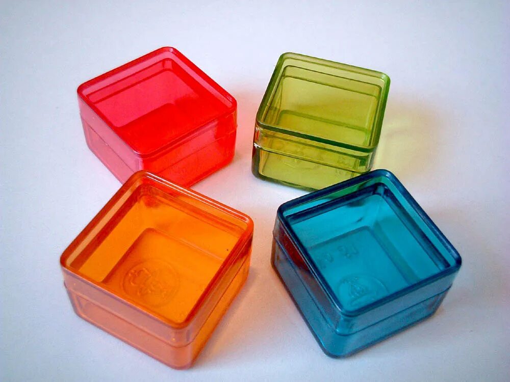 Пластиковая коробка сделать. Пластиковые коробочки. Разноцветные пластиковые коробочки. Коробочка из пластика. Пластиковые коробочки с крышкой.