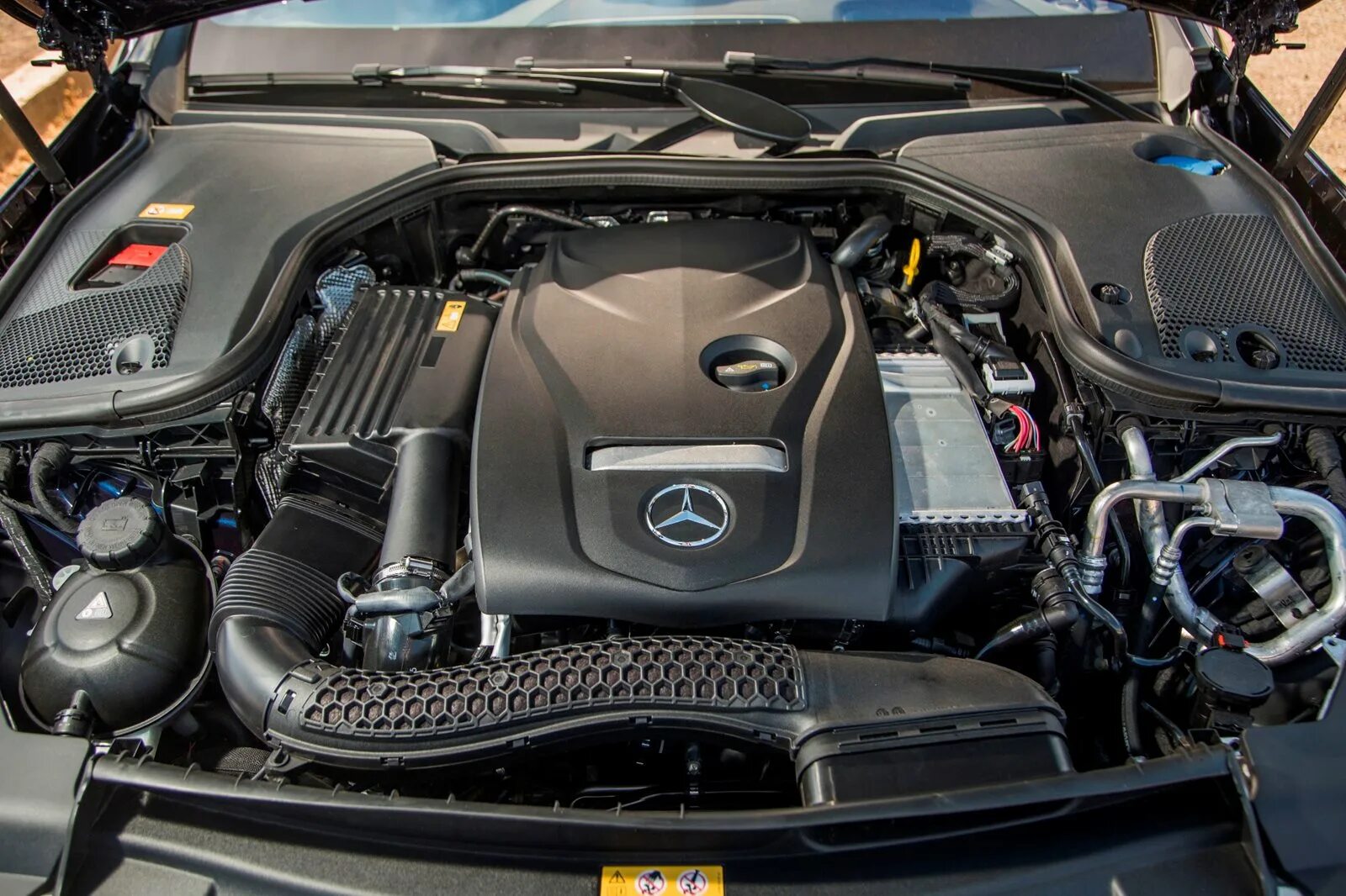 Mercedes e двигатели. Mercedes Benz e300 Motor. Mercedes Benz w212 m274 мотор. Mercedes Benz e200 Motor. Mercedes Benz CLS 2021 под капотом.