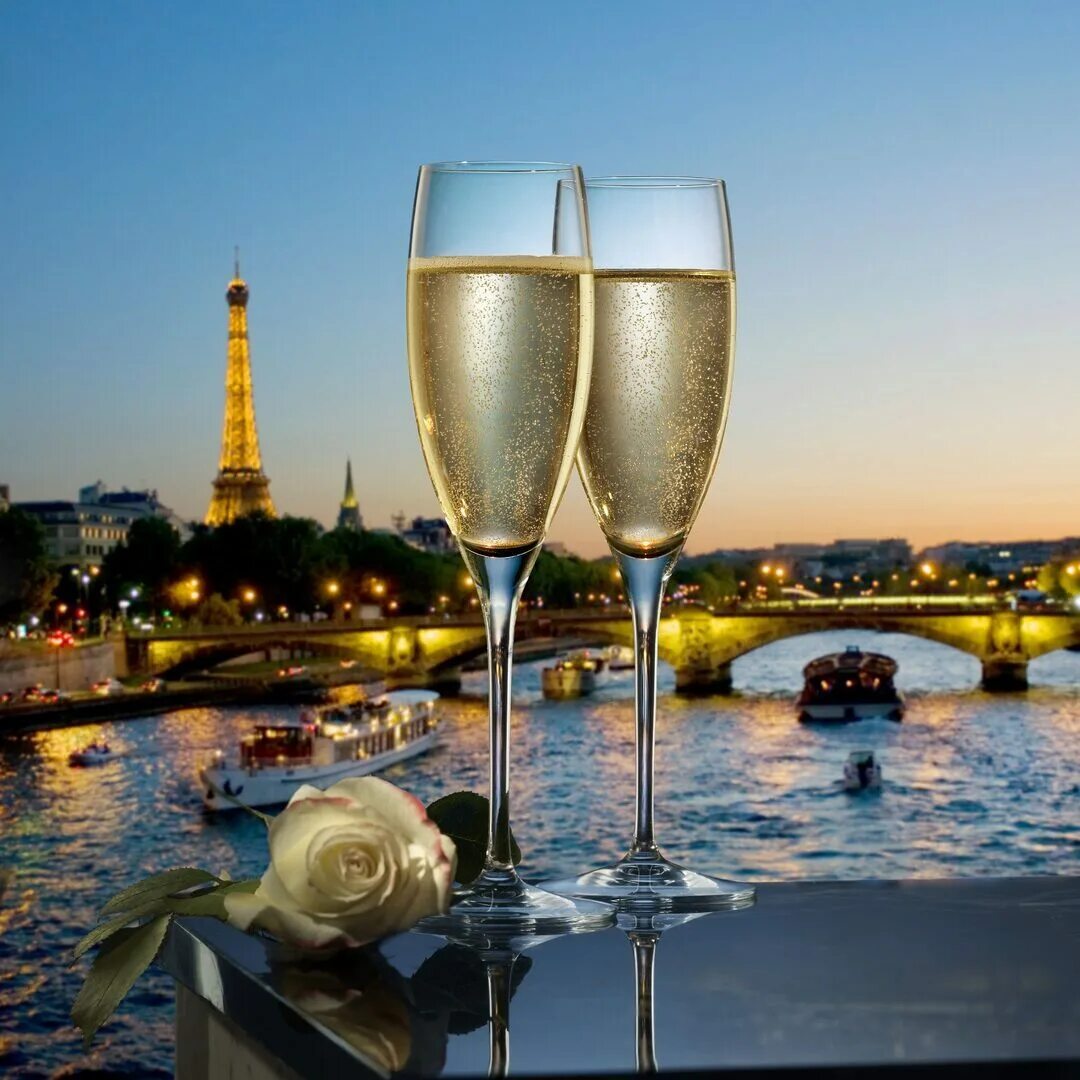 Шампанское на море. Бокалы с шампанским на берегу моря. Красивые бокалы с шампанским. Бокалы с шампанским на море. More champagne please