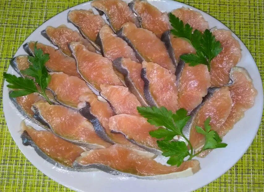 Засолить красную рыбу за 2 часа. Филе горбуши соленое. Брюшки семги. Кета соленая. Засолить красную рыбу за 2 часа.