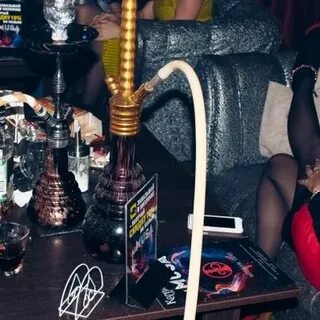В новосибирском клубе девушка легла на стойку