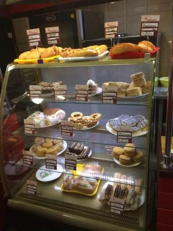 Лакомка кондитерская. Кафе лакомка на первомайской. Лакомка мурманск. Лакомка дедовск. Озеры магазин лакомка.