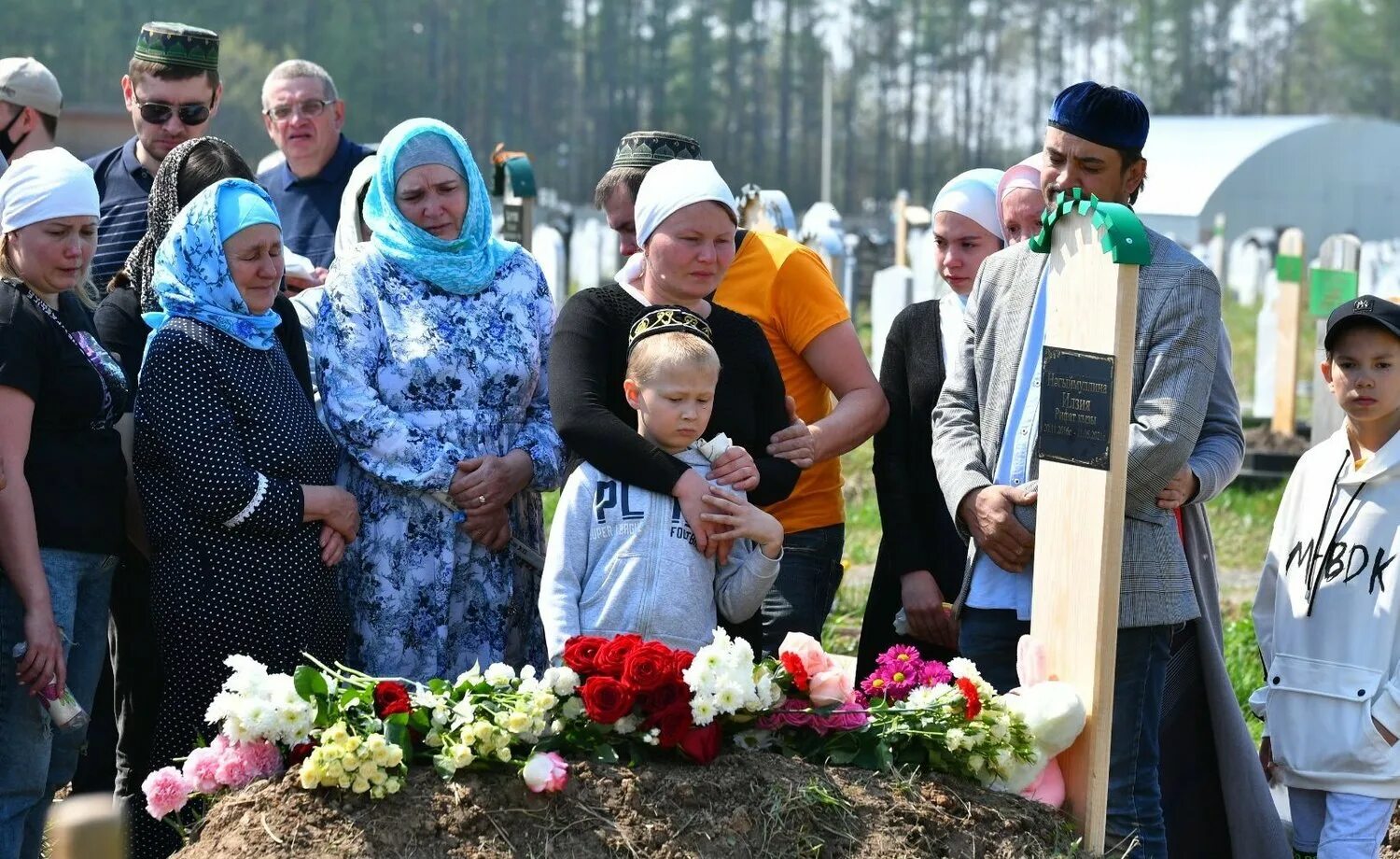 Поминки ребенка. Самосыровское кладбище Казань. Похороны детей в Казани погибших в 175 школе. Самосыровское кладбище Казань мусульманское.