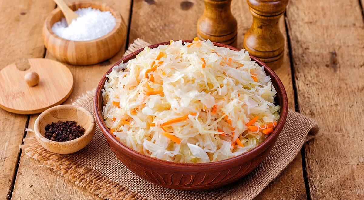 Квашеная фото. Sauerkraut – квашеная капуста.. Кислая капуста зауэркраут. Шинкованная квашеная капуста. Кефир и квашеная капуста.