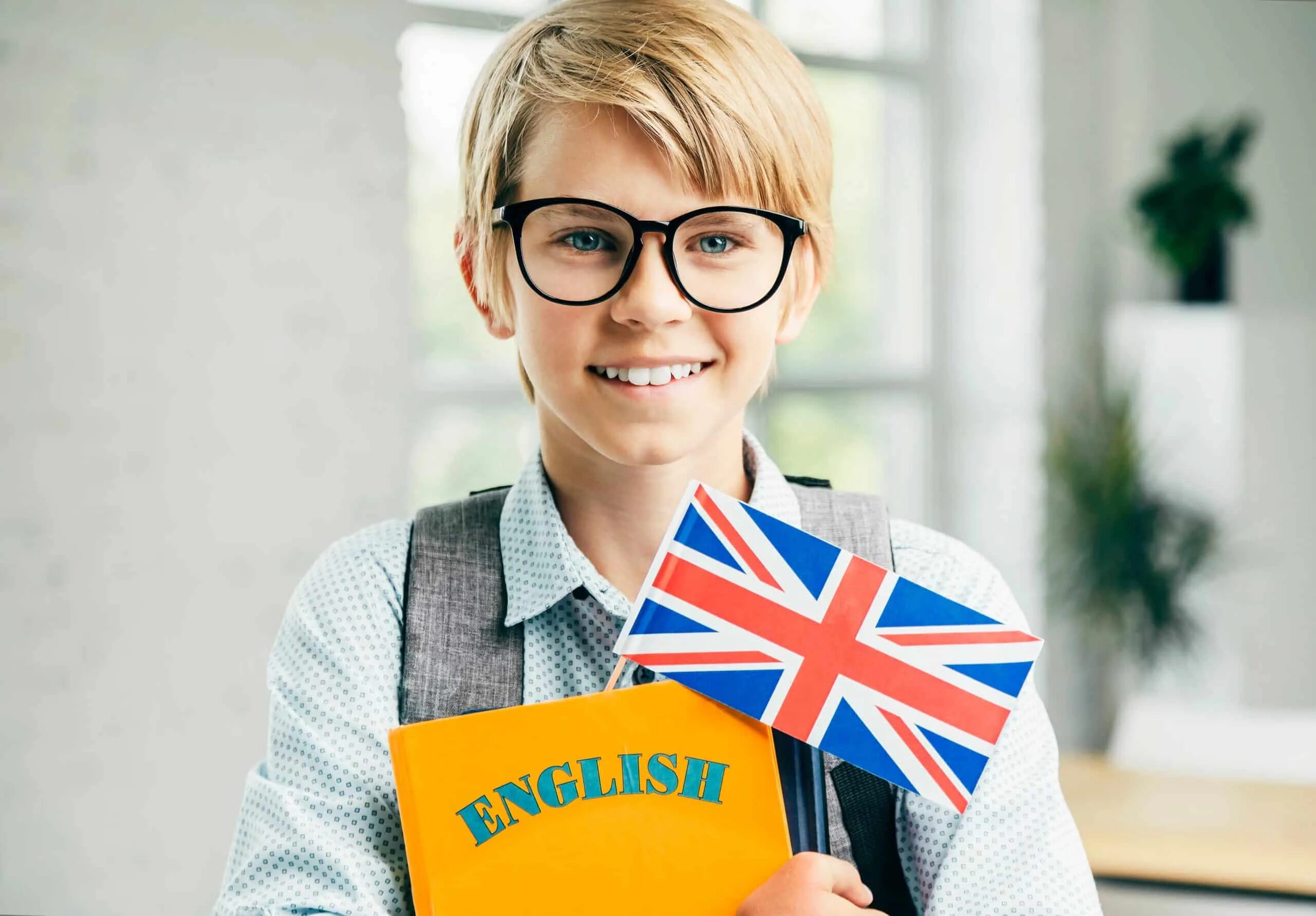 Купи очки на английском. Девушка с учебником английского. Английский для детей учебник. Модель с учебником английского. Флаг английский студенты радостные.