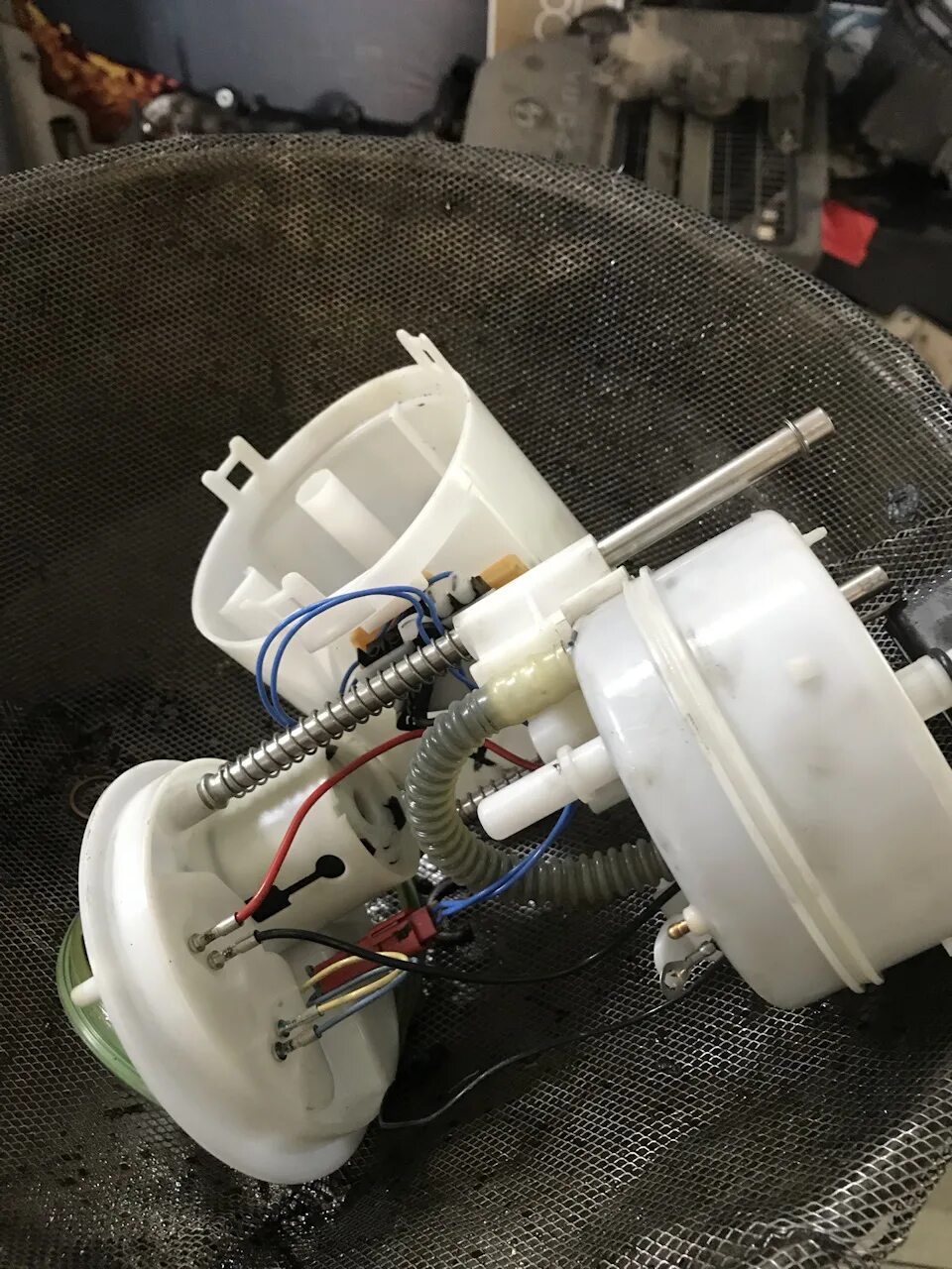 Модуль насос бмв е70. 0 бензин. Бензонасос бмв х5 е70. Бензонасос бмв е70. Топливный насос бмв х5 е70.