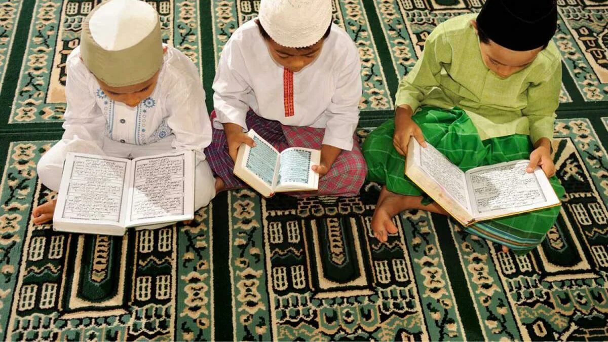 Мусульманин с Кораном. Дети учат Коран. Детям о Коране. Изучаем Коран. Аль такия в исламе