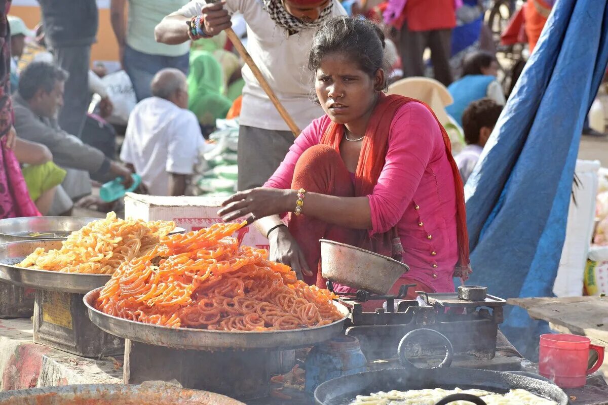 Этикет индии. Индийская еда. Индийская уличная еда. Трапеза в Индии. Уличная еда в Индии.