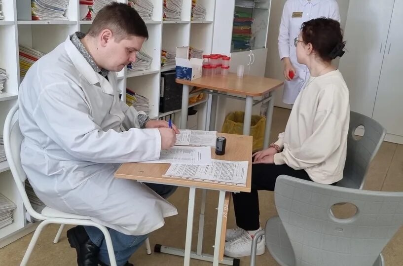 Регистратор в регистратуре. Сулейман стальская районная больница в 19. Иллюстрация центральная районная больница. Работа црб. Родильное отделение уваровская црб.