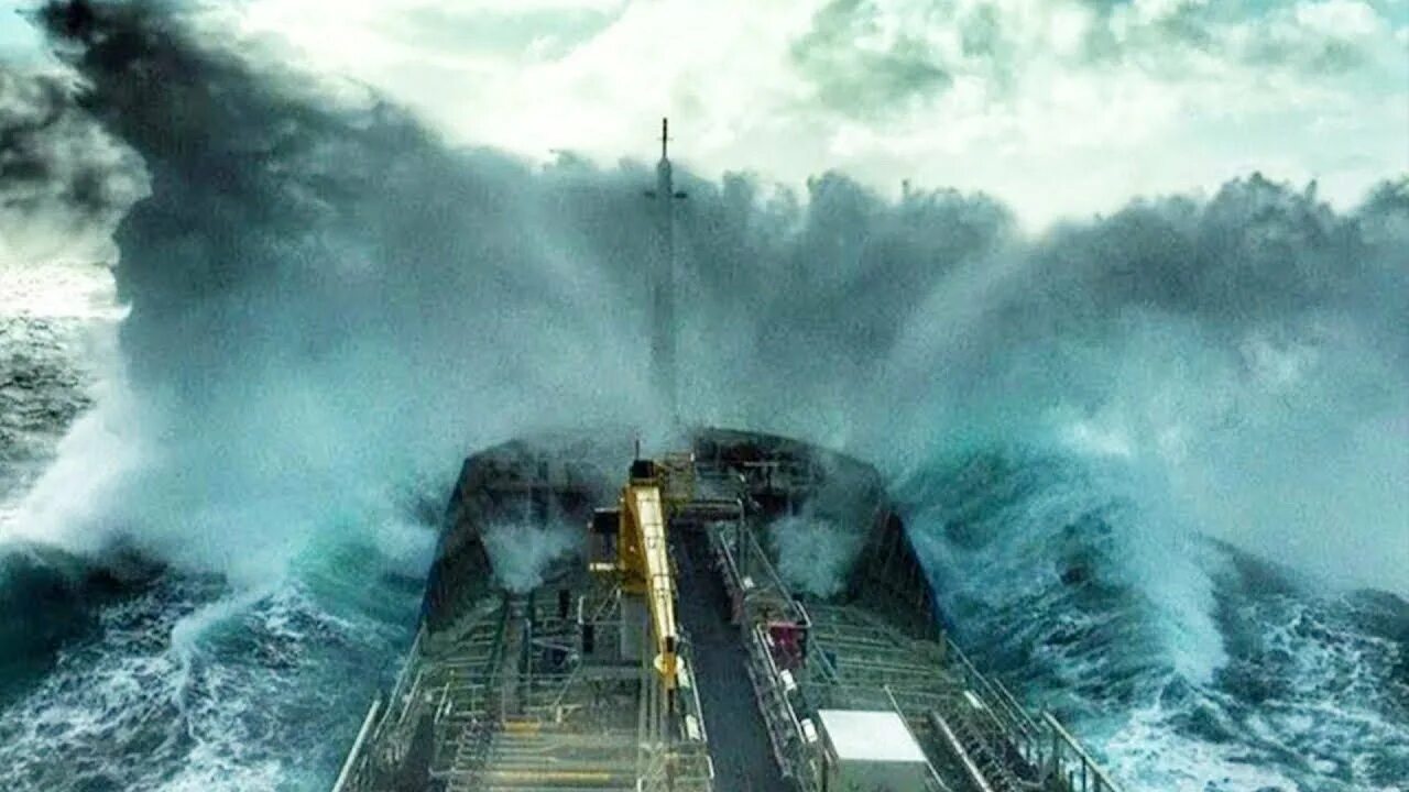 Корабли и огромные волны. ЦУНАМИ волны убийцы. Волны-убийцы кораблекрушение. Корабль в шторм. Судно в шторм.