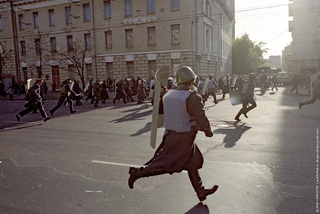 1993 век. Путч в Москве 1993. Октябрьский путч 1993. Москва октябрь 1993 года.