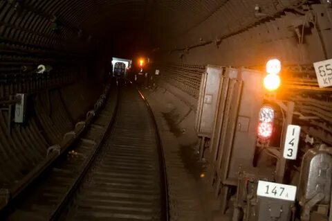 Метро стоит в тоннеле