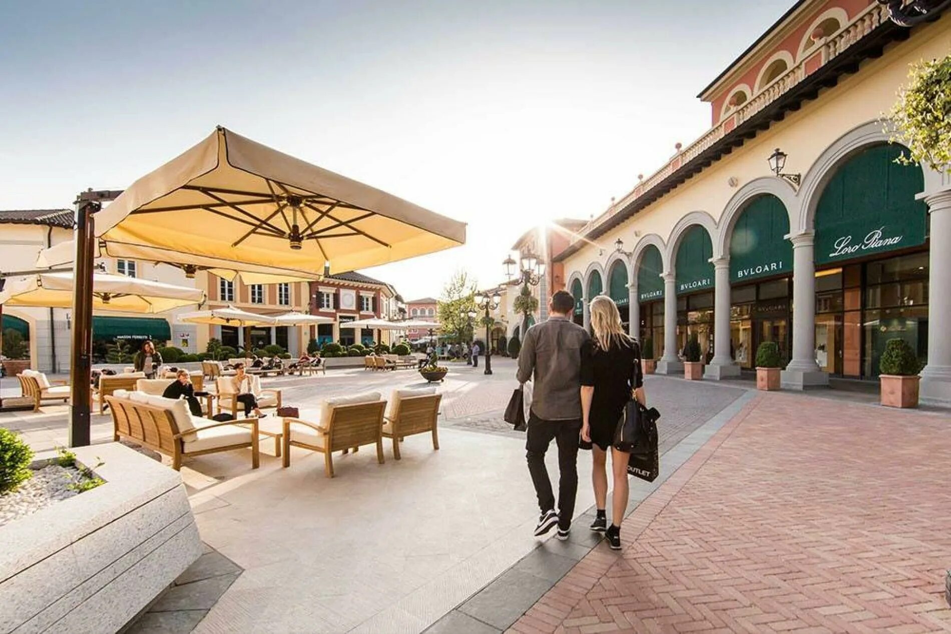 Serravalle outlet. Аутлет Италия Серравалле. Серравалле Скривия. Serravalle Outlet в Милане.