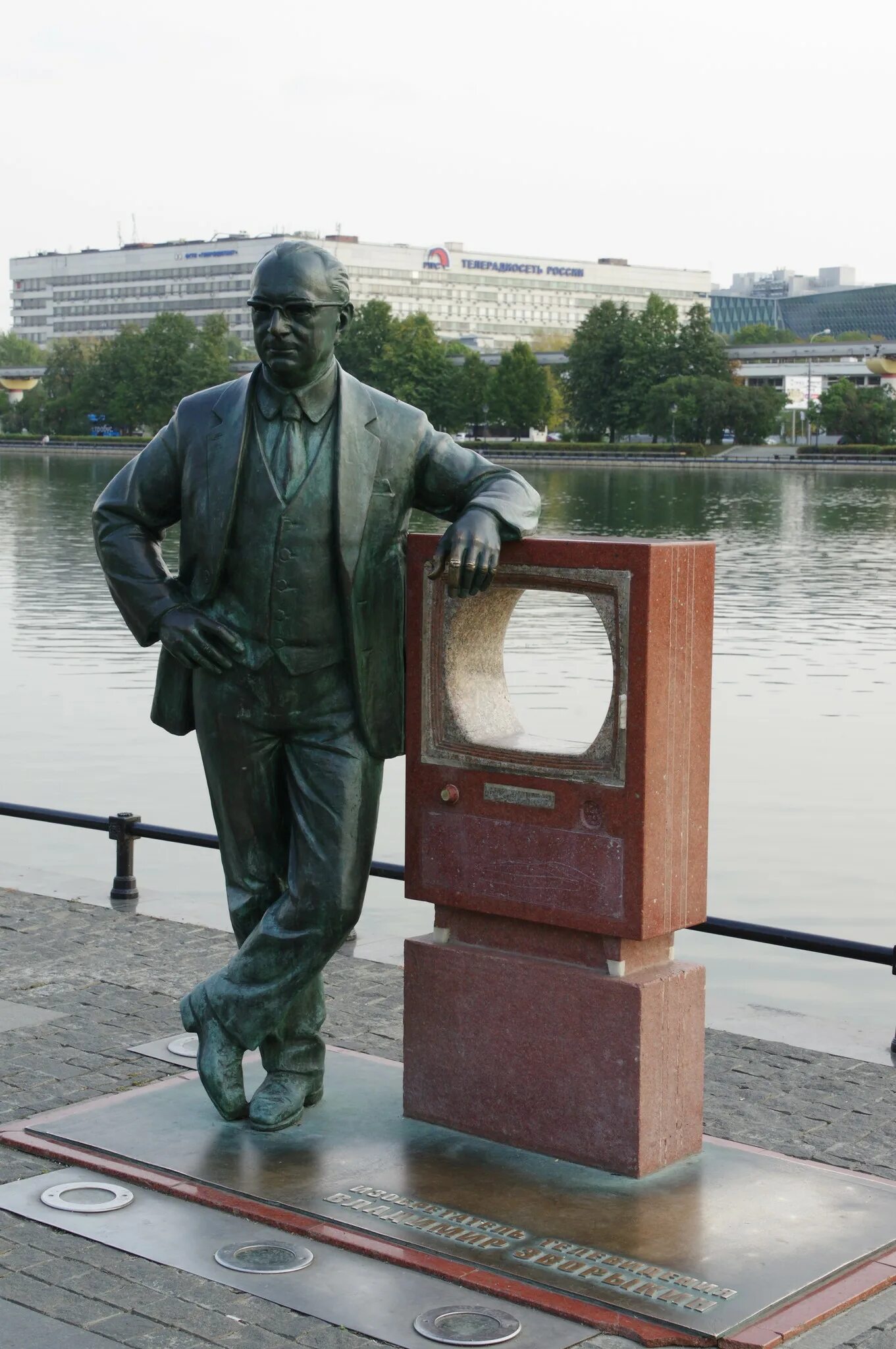 Памятники на канале москва. Ленин канал имени москвы дубна. Меркуров памятник на канале имени москвы. Памятники на канале москва. Памятник ленину на канале им москвы.