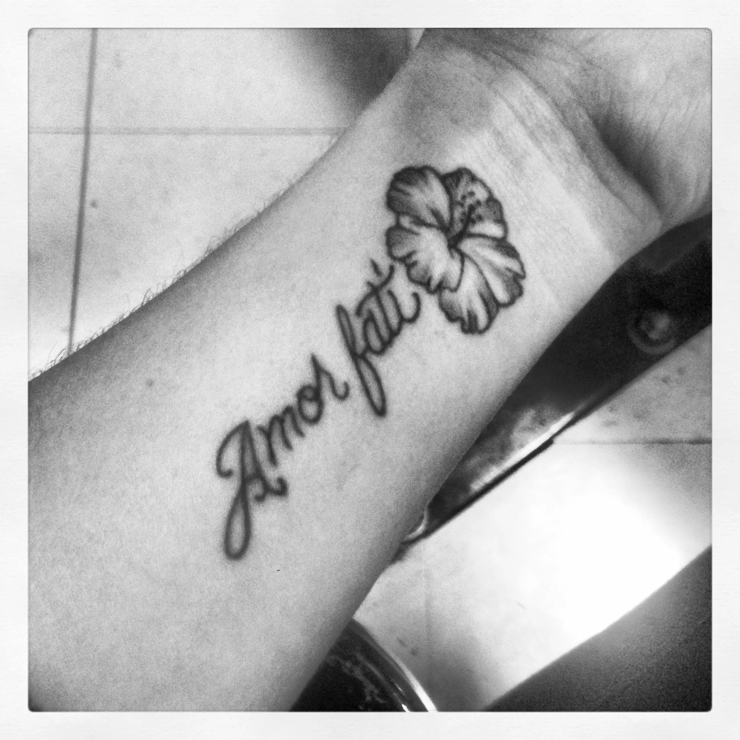 амор фати татуировка. Amor fati тату эскиз. надпись amore на запястье. тату на запястье amor. тату надпись аморе.