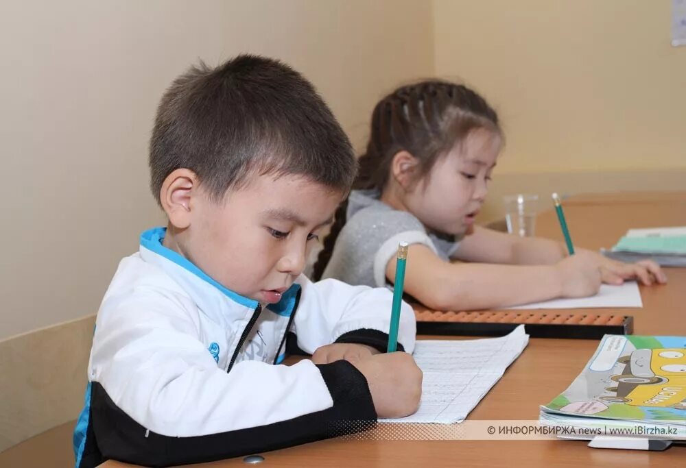 Казахские дети учатся. Дети казахи в школе. Азиат первоклашка. Казах школьник.