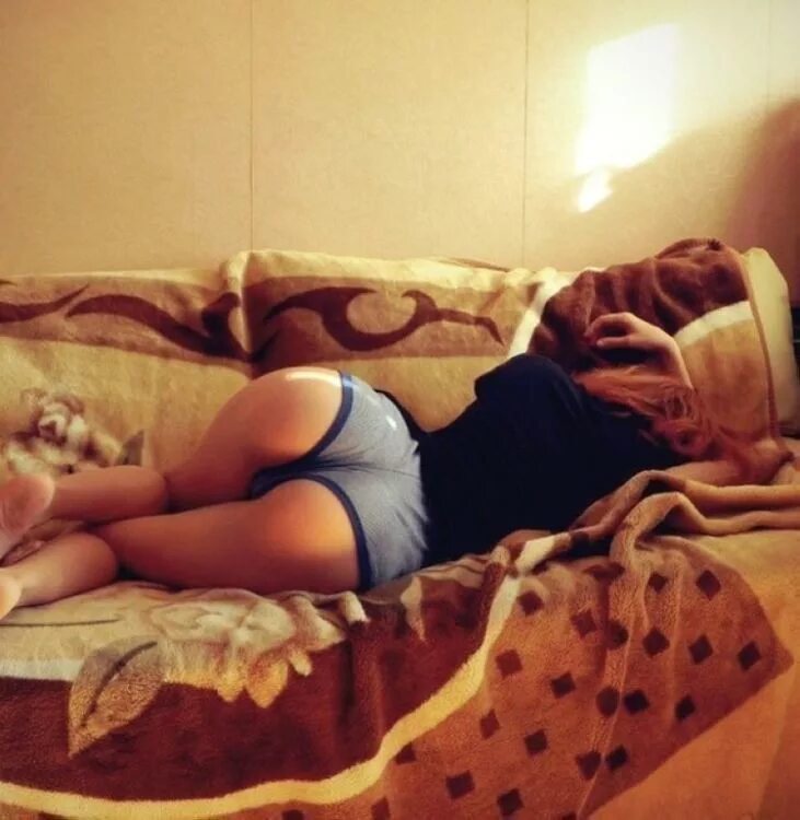 Мама Попросила Сфотографировать Ее Голой На Кровати