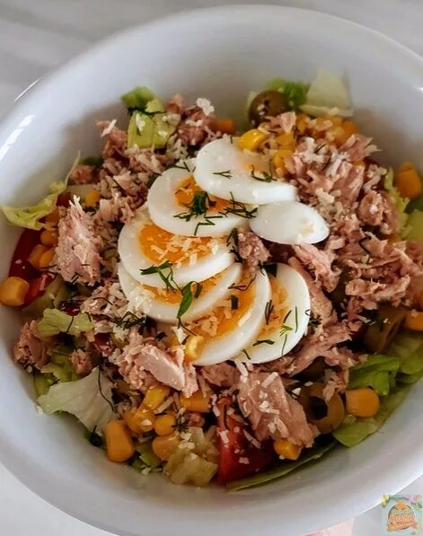 Салат тунец фасоль кукуруза. Салат с тунцом. салат с тунцом и яйцом. салат с тунцом консервированным и яйцом. салат с тунцом домашний.