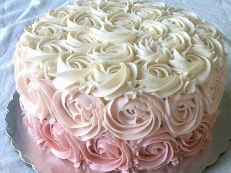 Украшаем торт белковым. Кремовое украшение торта. Украшение торта розами. Торт с кремовыми розочками. Украшение торта кремовыми цветами.